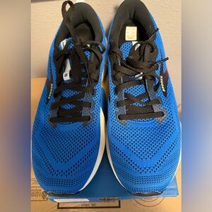 Brooks men’s 9.5 revel 6- new in box